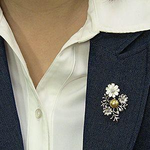 ブローチ 花 パール 真珠 ブローチ 南洋白蝶真珠 ゴールド系 直径10mm 白蝶貝 花モチーフ 送料無料 フォーマル プレゼント ギフト ご褒美 自分買い puの画像