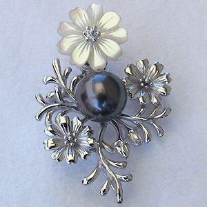 ブローチ 花 パール 真珠 ブローチ たひち黒蝶真珠 ブラックパール グリーン系 白蝶貝 花モチーフ 送料無料 フォーマル プレゼント ギフト 自分買い puの画像