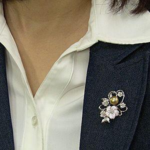 ブローチ 花 パール 真珠 大粒 ペンダント 南洋白蝶真珠 ゴールド系 10mm ピンク貝 花 シルバー 送料無料 コサージュ プレゼント ギフト ご褒美 自分買い puの画像