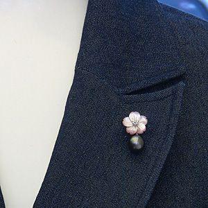 ブローチ 花 パール 真珠 ピンブローチ ラペルピン ブラックパール タヒチ黒蝶真珠 ピンク貝 フラワー 花モチーフ 送料無料 プレゼント ご褒美 自分買い puの画像