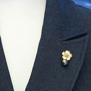 ブローチ 花 パール 真珠 ピンブローチ ラペルピン 南洋白蝶真珠 10mm 黄蝶貝 フラワー 花モチーフ 送料無料 フォーマル プレゼント ギフト 自分買い puの画像