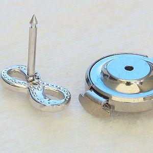 ブローチ ピンブローチ ペリドット k18 ホワイトゴールド ラッキーナンバー8 ピンズ タイニーピン ラペルピン 8月誕生石 送料無料 プレゼント ギフト puの画像