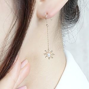 ロングピアス パールピアス フックピアス k10 ゴールド パール 真珠 フラワー 花モチーフ 揺れるピアス送料無料 プレゼント ギフト ご褒美 自分買い puの画像