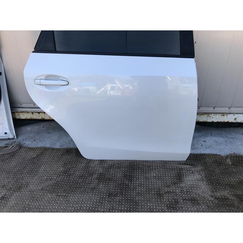 値段下げました　中古 トヨタ プリウス ドア 右前、左前、右後、左後、トランクドア。 値段下げました 中古 トヨタ プリウス ドア 右前、左前、右後、左後