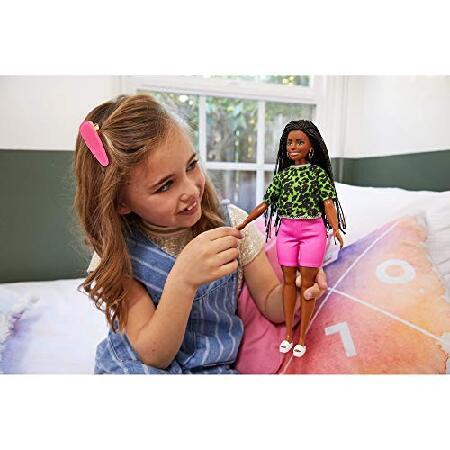 売り出し特注品 Barbie Fashionistas Doll #144 with Long Brunette Braids Wearing Neon Green Animal-Print Top， Pink Shorts， White Sandals ＆ Earrings， Toy for Kids 3 to