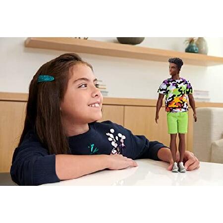 セール日本 Barbie Ken Fashionistas Doll， Broad， Black Curly Hair， Multi-Colored Camo Print Shirt， Neon Green Shorts， Silvery Sneakers， Toy for Kids 3 to 8 Years