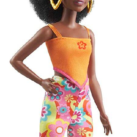 購入お買い得 Barbie Fashionistas Doll #198 with Petite Body， Curly Black Hair， Retro Floral Clothes ＆ Accessories