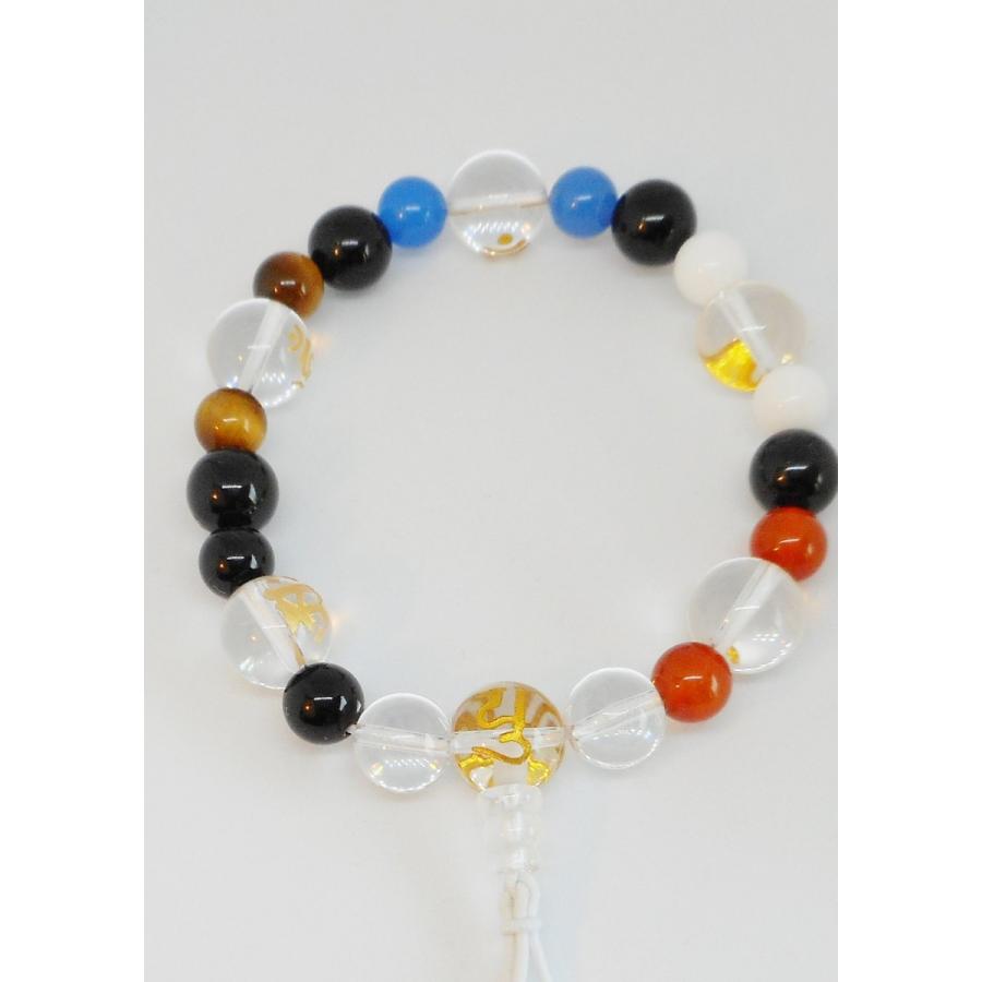 弘法大師を表す梵字と御姿の入った水晶珠に五智如来の梵字の水晶珠その珠を囲む五色の天然石で楽しいお守りブレスレット数珠です