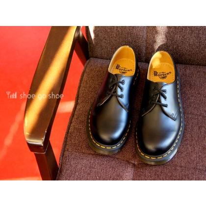 ドクターマーチンスリーホール ブラックレザー ローファー イエロー