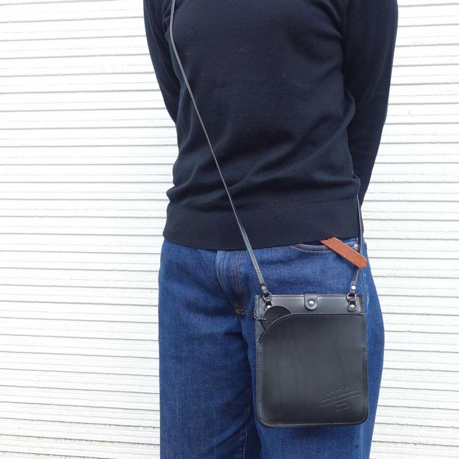 風合いの良いナチュラルレザーのショルダーバッグ Lahellaラヘラ Musta 