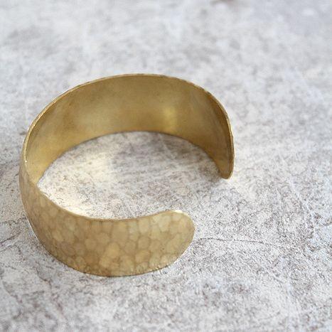 WE SEE STARS(ウィーシースターズ) カフバングル HAMMERED SMALL BRASS CUFF“HDSBC”｜shoesgallery-hana