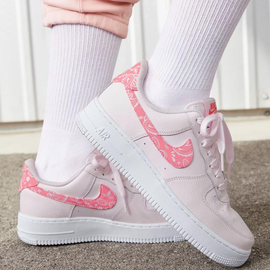 喜ばれる誕生日プレゼント NIKE ナイキ AIR FORCE 1 ペイズリー ピンク