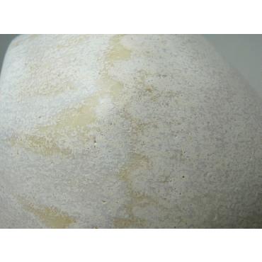 京都清水焼。谷口良三作 緑とベージュの花瓶 人のシルエット彫刻入り 京都清水焼。谷口良三作 緑とベージュの花瓶 人のシルエット彫刻入り