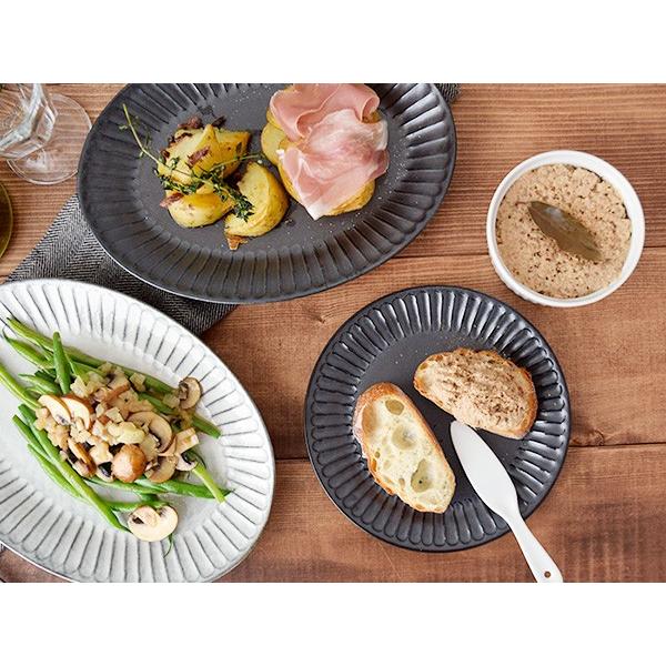 しのぎストライプ リムプレート 丸 18cm ブラック お皿 皿 中皿