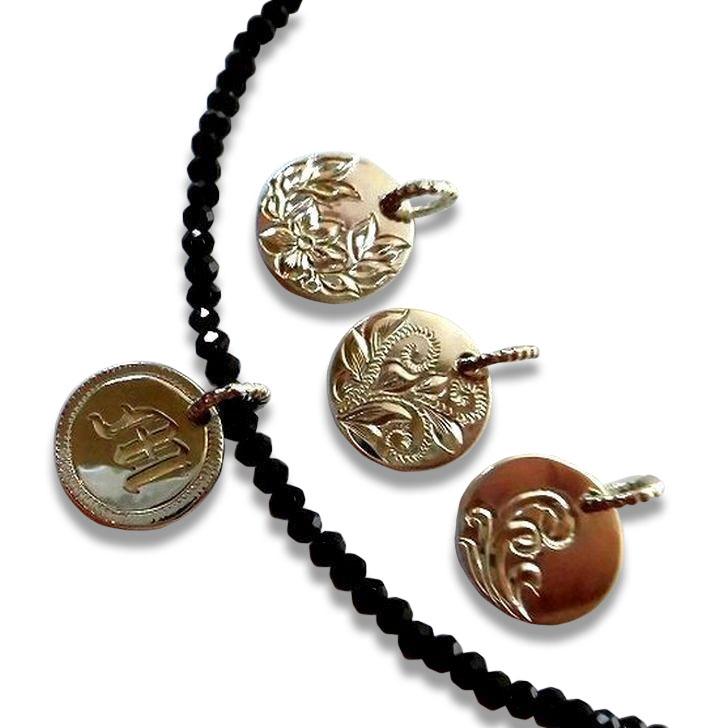 ハワイアンジュエリー ブラックスピネル ラウンド イニシャル