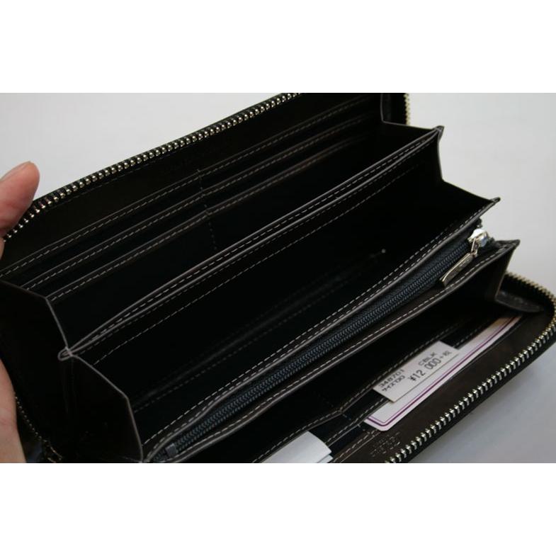 型押し素材のラウンドファスナー長財布。型押し素材のラウンドファスナー長財布。 |  | 02