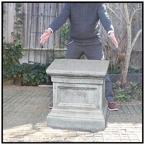 中古品 サントリーニ台座H60cm 洋風庭園 石造大型台座 / イタルガーデン社 PI0313 【TMF2543642378】(91960円)