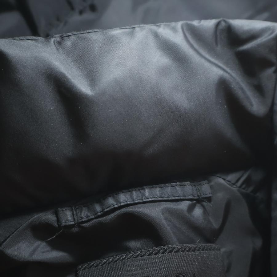 PRADA プラダ Re-NYLON トライアングルロゴ 三角プレート ナイロン SGB112 ダウンジャケット ブラック PRADA（プラダ） Re-NYLON トライアングルロゴ 三角プレート ナイロン