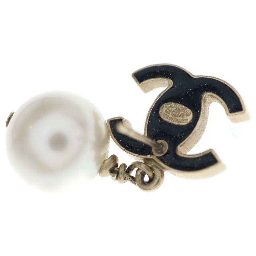 CHANEL パールとロゴチャームのピアス CHANEL（シャネル） ココマーク フェイクパール GP ピアス 07A