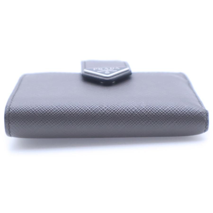 PRADA プラダ トライアングルロゴプレート サフィアーノレザー コンパクトウォレット 二つ折り財布 グレー 2MC066 PRADA（プラダ） トライアングルロゴプレート サフィアーノレザー