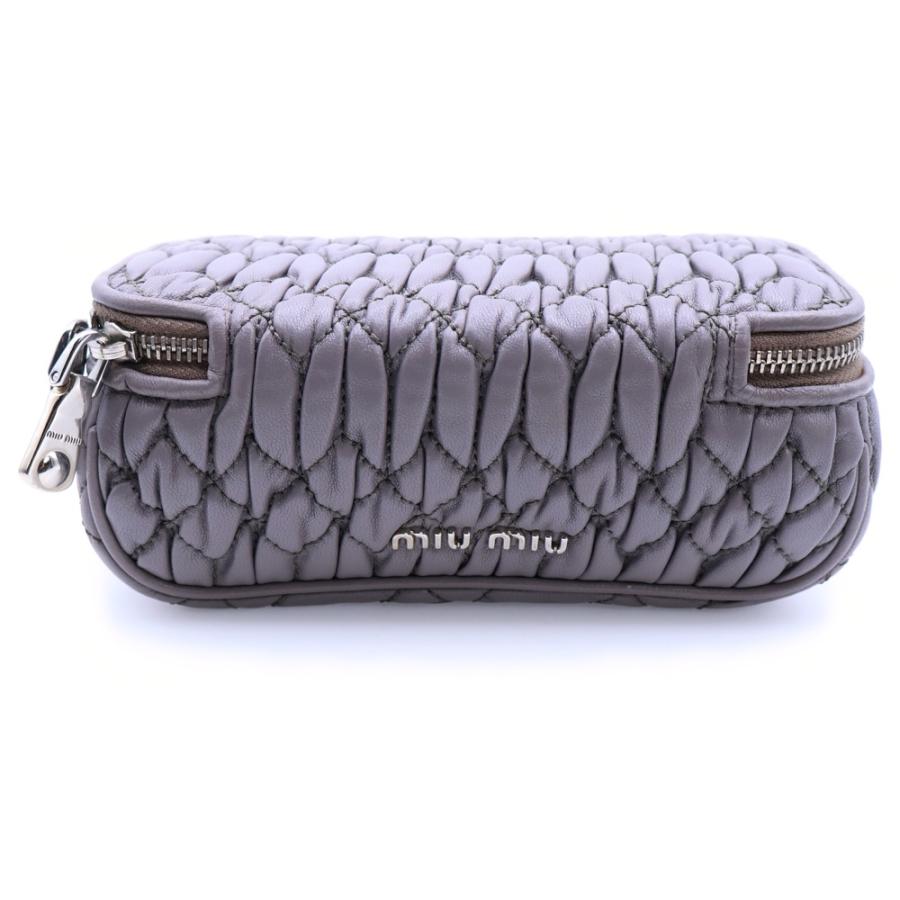 ミュウミュウ　レザーメイクポーチ　化粧ポーチ　ミラー付き　ハンドバッグ miumiu ミュウミュウ ミラー付き メイクポーチ 収納 ケース