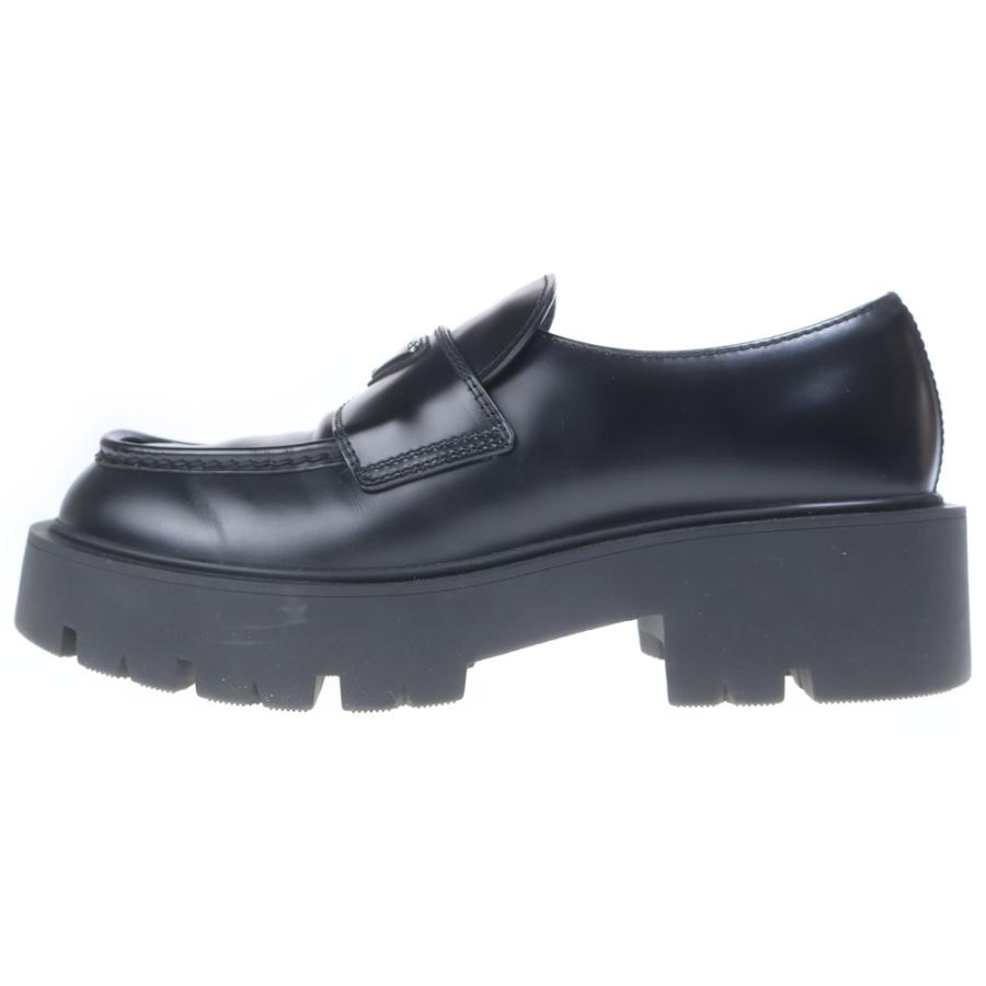 【PRADA】ブラッシュドレザー 三角プレート ローファー 50mm PRADA（プラダ） 三角プレート トライアングル ロゴ ブラッシュド