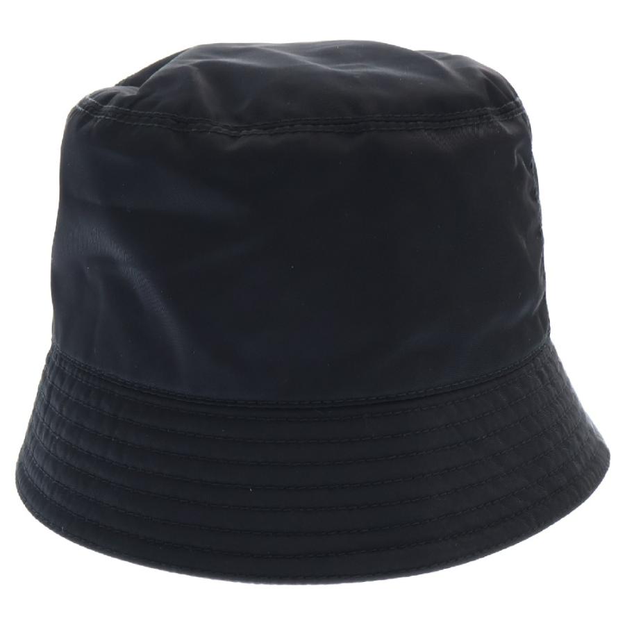 プラダ ナイロン トライアングル バケットハット ブラック PRADA（プラダ） Re-Nylon Triangle Logo Plate Bucket Hat