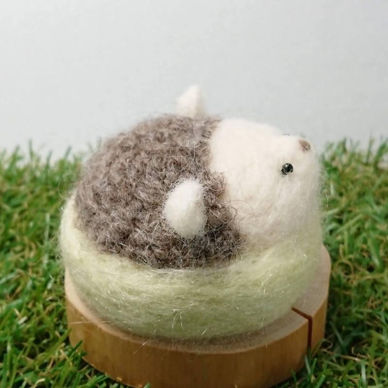 【asamame】 ハリネズミさん ひょっこり ピンクッション ブラウン（グリーン） a04-007 【メール便対応】 |  | 01