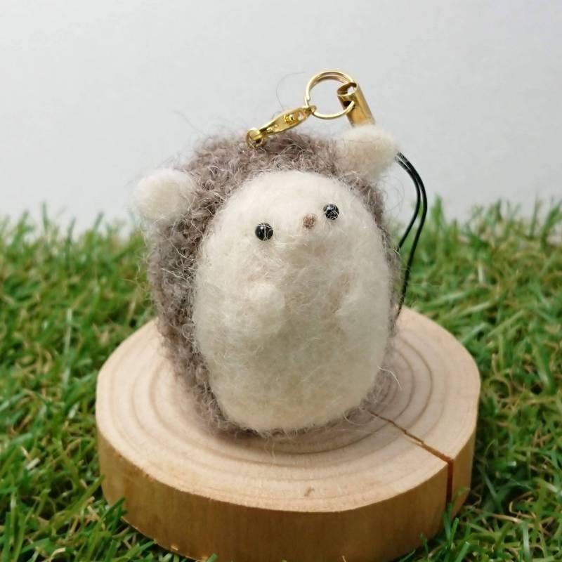 【asamame】 つぶらな瞳の臆病なハリネズミさん ストラップ ブラウン a04-008 【メール便対応】 | 