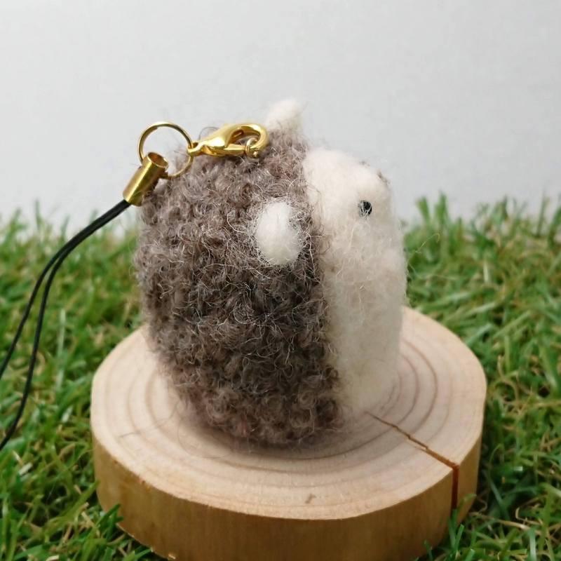 【asamame】 つぶらな瞳の臆病なハリネズミさん ストラップ ブラウン a04-008 【メール便対応】 |  | 01