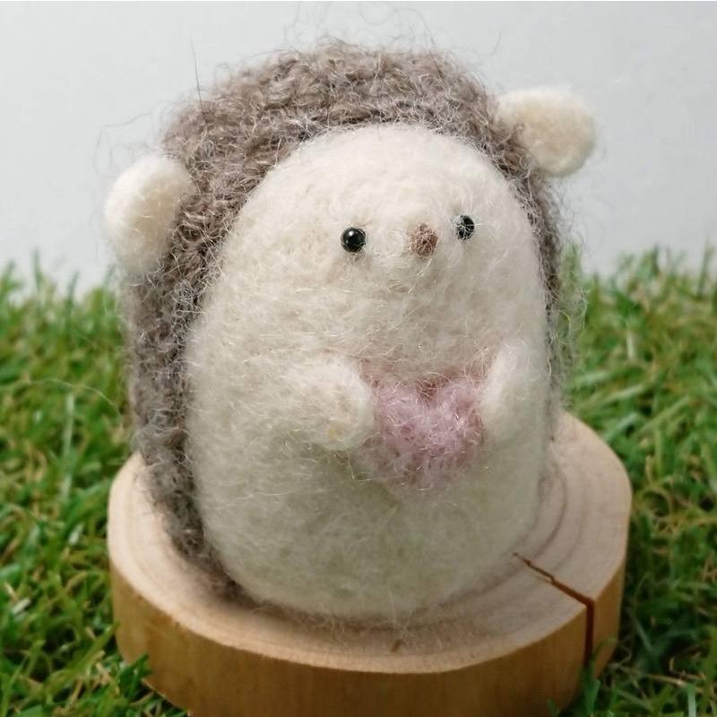 【asamame】 つぶらな瞳のハートを抱えたハリネズミさん ブラウン a04-011 【メール便対応】 | 