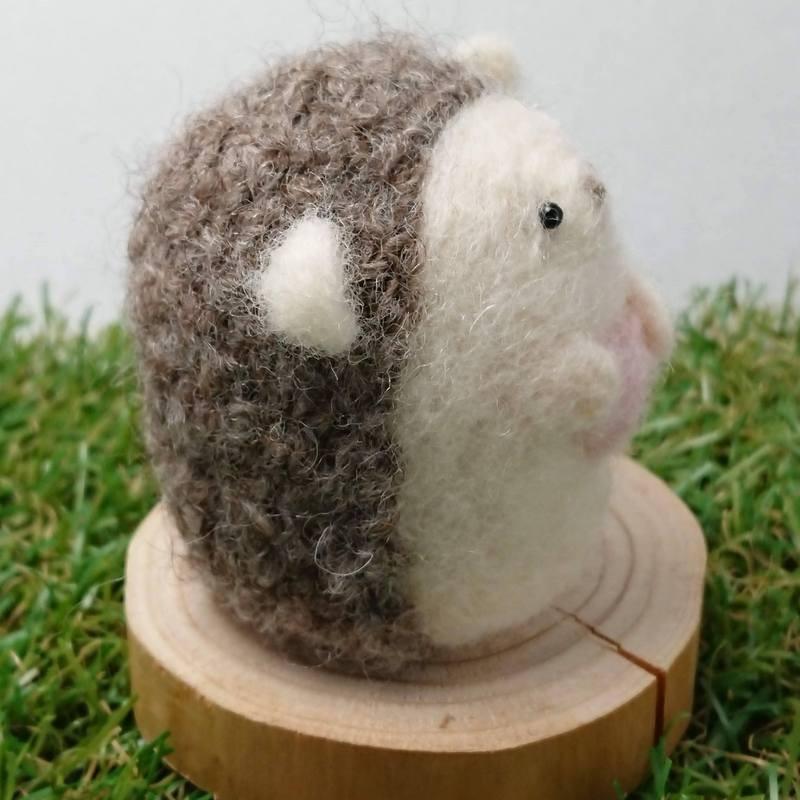 【asamame】 つぶらな瞳のハートを抱えたハリネズミさん ブラウン a04-011 【メール便対応】 |  | 01