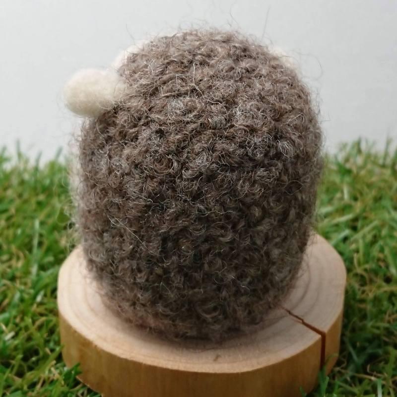 【asamame】 つぶらな瞳のハートを抱えたハリネズミさん ブラウン a04-011 【メール便対応】 |  | 02