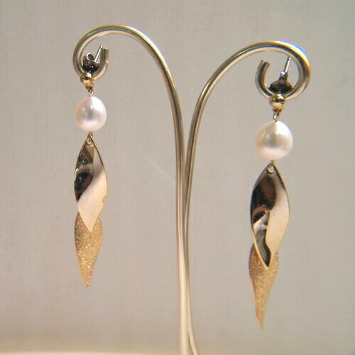 揺れる メタルリーフ パール ピアス イヤリング 淡水真珠 レディース 淡水パール チタンピアス クリスマス ギフトに プレゼントに |  | 01