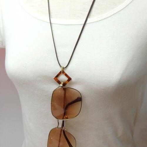 メール便 メガネホルダー べっ甲調 アクリル リング グラスホルダー ネックレス ペンダント 平紐 マーブル 四角 スクエア 首掛け 眼鏡ホルダーおしゃれ |  | 02