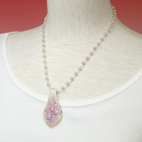 メール便 一点モノ ガラス ペンダントトップ 淡水真珠 ネックレス 2 パープルネックレス ガラス細工 スワロフスキー 淡水パール トンボ玉 ガラス 花 フラワー |  | 04