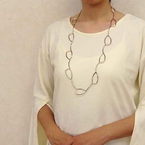 淡水パール と カーブパイプの デザインロングネックレス シルバーカラー 淡水真珠 パール ホワイトデー ギフトに プレゼントに 爆買 |  | 02