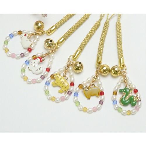 メール便 午年 帯飾り 厄除け 根付 七色 白蛇 干支 うま年 馬年 巳年 十二支 えと 開運 ストラップ 蛇 ヘビ へび パール 淡水真珠 和装小物 和装雑貨 鈴 爆買 |  | 03