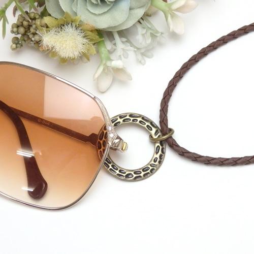 メール便 メガネホルダー アンティークゴールド メタルリング 四つ編みコード ネックレス ペンダント グラスホルダー サングラスかけ 眼鏡ホルダー 老眼鏡 |  | 01