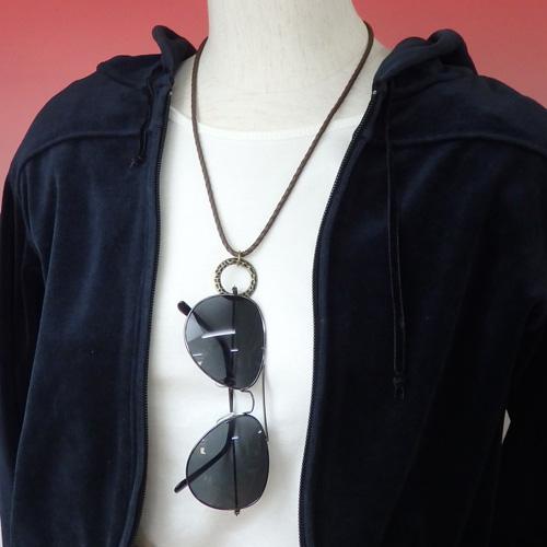 メール便 メガネホルダー アンティークゴールド メタルリング 四つ編みコード ネックレス ペンダント グラスホルダー サングラスかけ 眼鏡ホルダー 老眼鏡 |  | 02