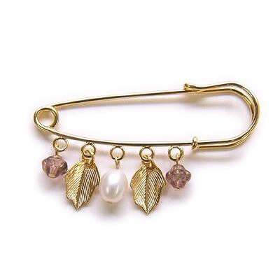 メール便 ブローチ 淡水真珠 ゴールドリーフ カブトピン ピンブローチ ゴールド色 葉っぱ ショールピン 淡水パール クリスマス ギフトに プレゼントに | 