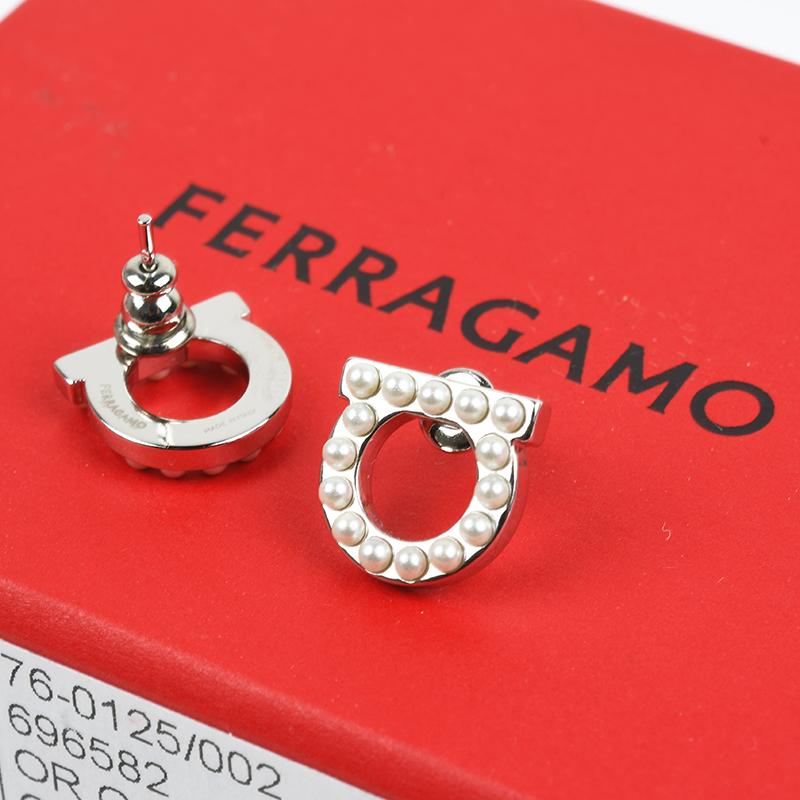 FERRAGAMO Salvatoreフェラガモ ガンチーニ クリスタルピアス 