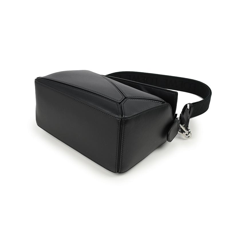 LOEWE ショルダーバッグ ブラック LOEWE ロゴプレート ショルダーバッグ | ブラック | FARFETCH JP