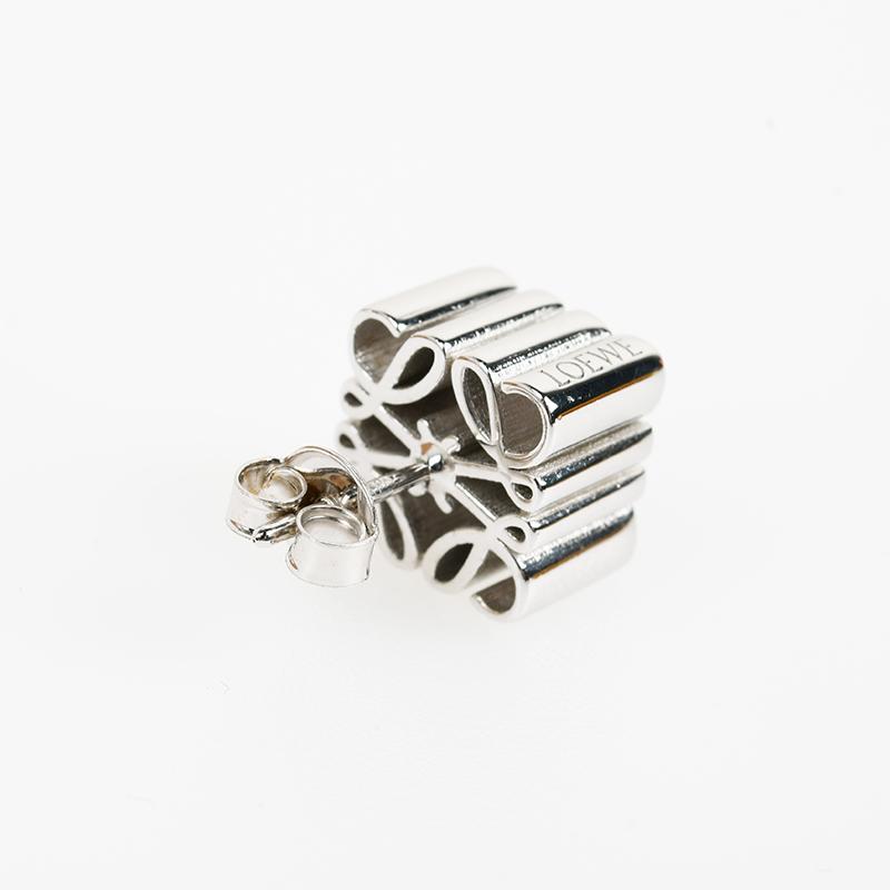 た*様 LOEWE ロエベ アナグラム スタッドピアス シルバーカラー LOEWE（ロエベ） アナグラム スタッド ANAGRAM STUD ピアス
