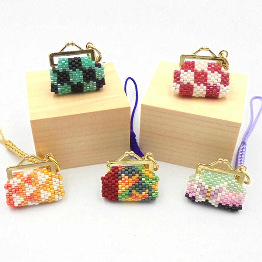ビーズの飾りが素敵なポーチ　新品　♧きるあ♣︎様お取り置き フラワービーズ刺繍ポーチ 14×10cm （3カラー）M42-2232 | 服飾