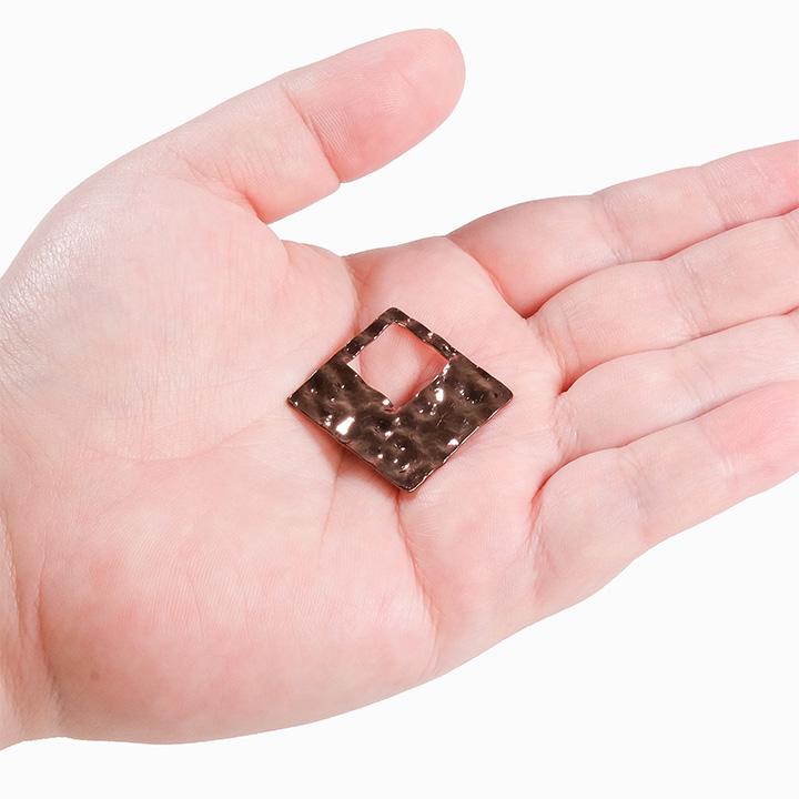 クラフトハートトーカイ チョコカラー メタル四角 くりぬき 波線 1穴