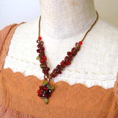 ビーズ ネックレス スパイラルロープのルージュフラワーブーケ