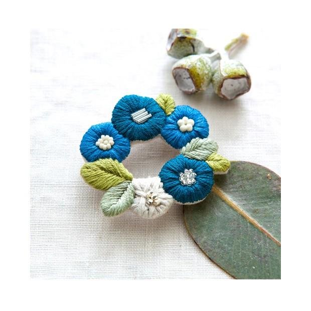 刺繍 キット Piece K Omonoさんの刺しゅうアクセサリーキット Fioret Wreath Brooch Blue 手芸材料の通販シュゲールyahoo 店 通販 Yahoo ショッピング