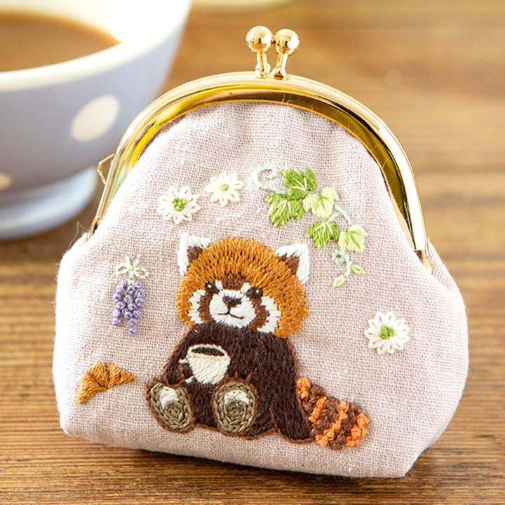 刺繍 動物刺しゅうキット レッサーパンダさんののんびりカフェタイムがま口 人気 刺しゅう作家 Chicchi 絵本 手芸材料の通販シュゲールyahoo 店 通販 Yahoo ショッピング