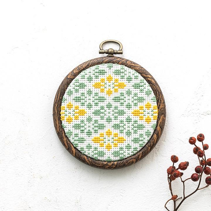 クロスステッチ 刺しゅうキットcosmo プチフレームの壁飾り 花菱 刺繍 キット ルシアン フレーム付 円形フレーム 手芸材料の通販シュゲールyahoo 店 通販 Yahoo ショッピング